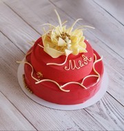 Свадебный торт красного цвета